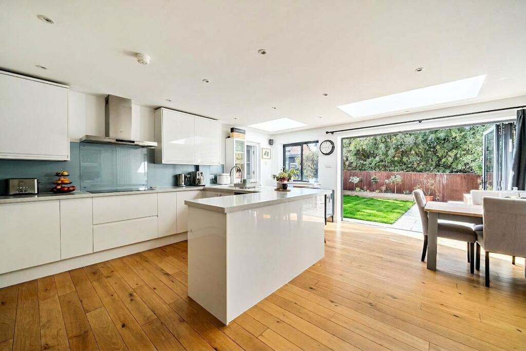 House in Bray, Oakley Green - View 2