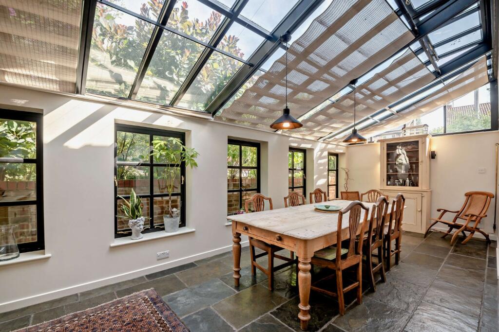House in Upper Basildon, Basildon - More