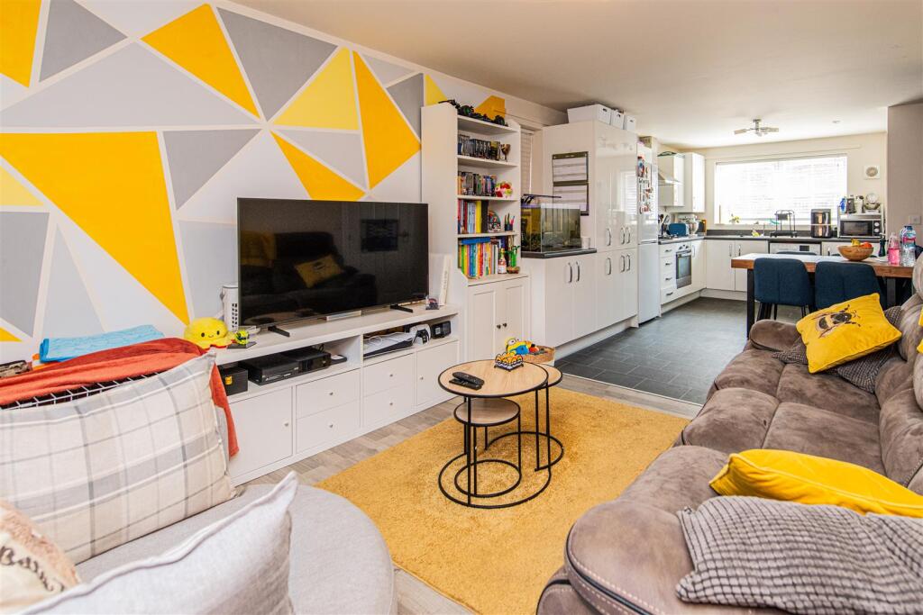 House in Kettering, Hanwood Park - View 2