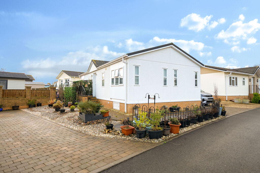 2-bed caravan on Foxglove Crescent, Meadowlands Court, Poundstock, Bude, Cornwall, EX23 0FE, £185,000