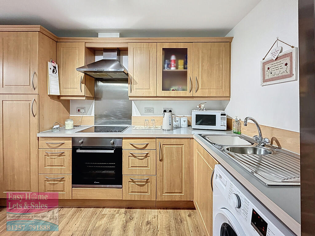 Holly House, Denham Wood Close photo 3