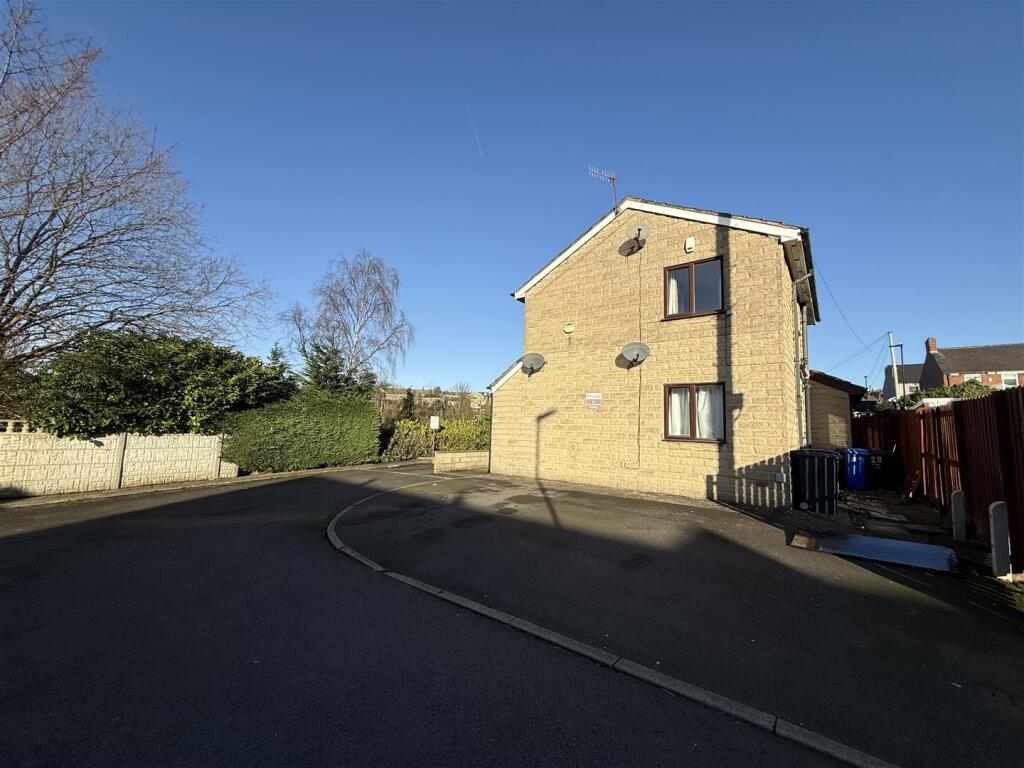 Apartment in Sheffield, Wadsley Bridge, Fox Hill - More