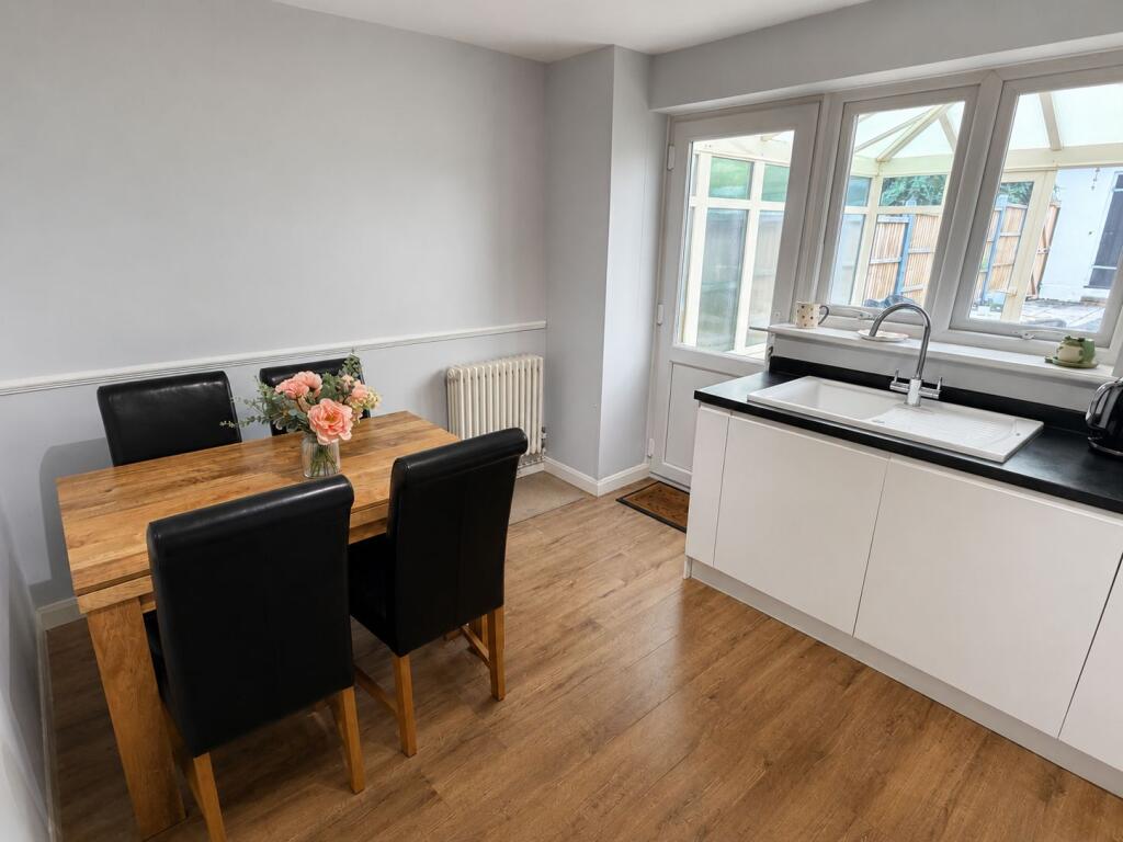 Bankfoot, Badgers Dene, Grays, Essex. RM17 5HY photo 3
