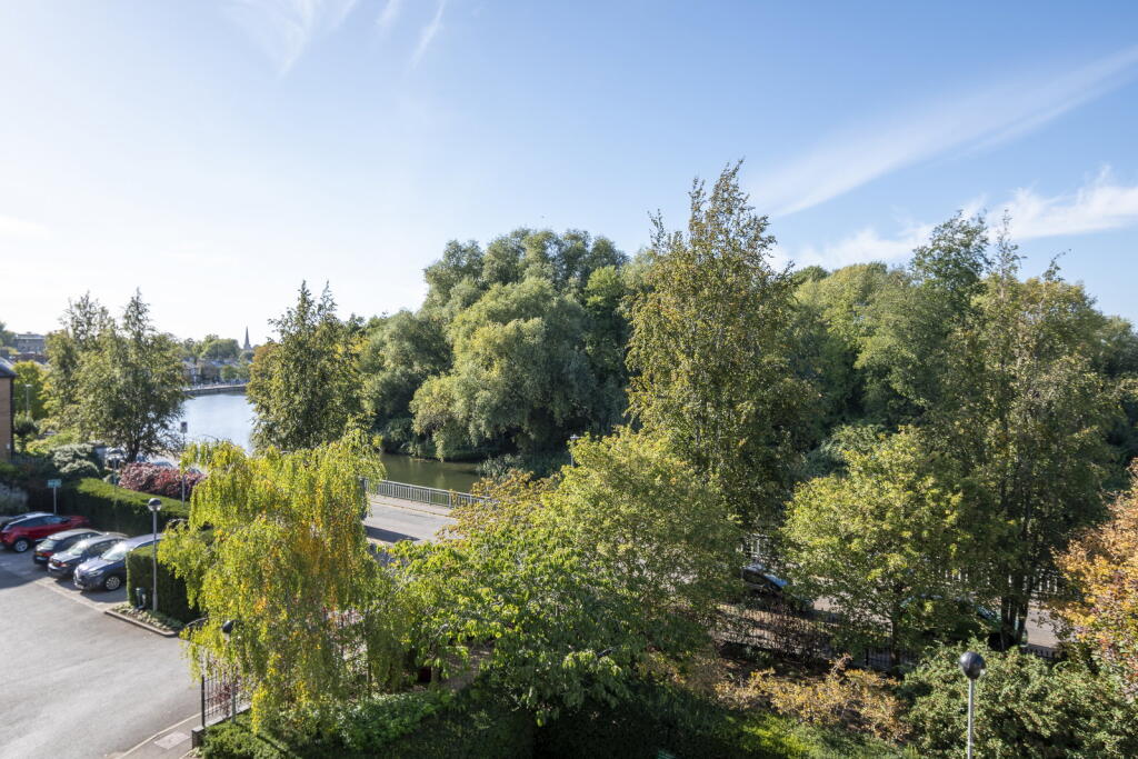 Apartment in Cambridge, The Willows, Chesterton - View 3