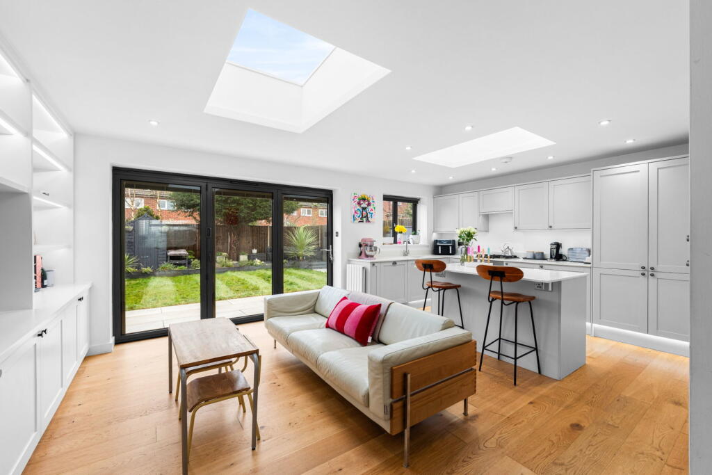 Acres Gardens, Tadworth, Surrey, KT20 5LP photo 4