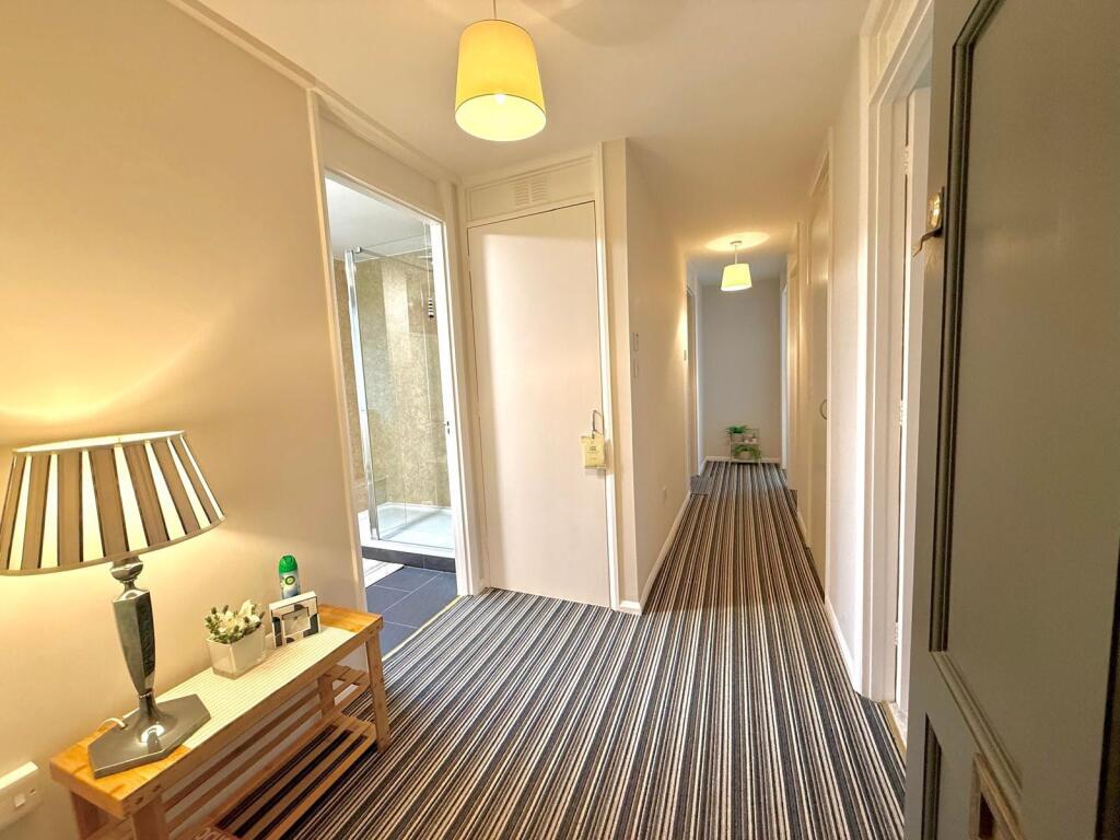 2-bed flat on St. Andrews Court, Wroughton, Swindon, £170,000
