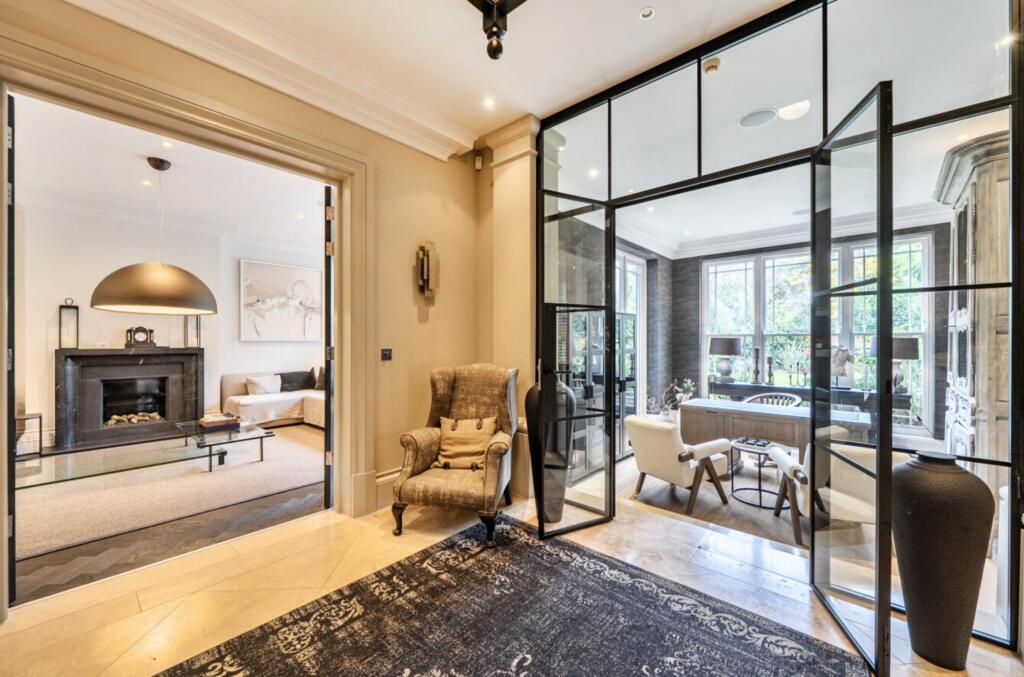 House in Kingston upon Thames - More