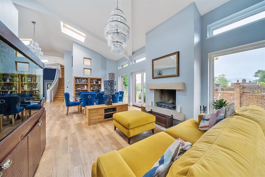 House in Tandridge, Bletchingley - More