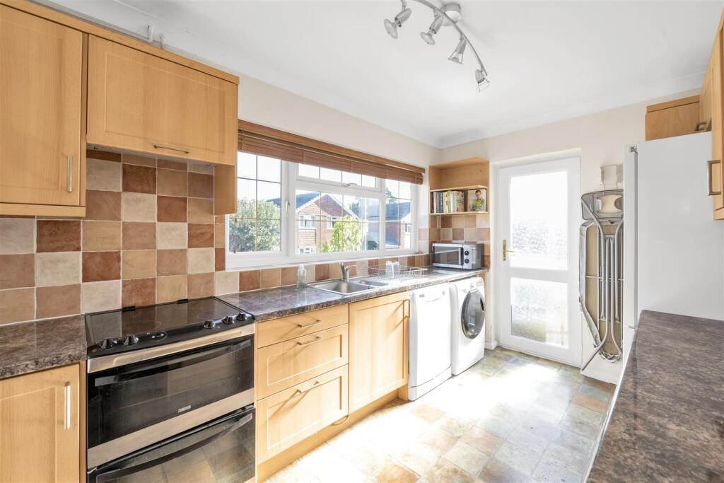 Aldwickbury Crescent, Harpenden photo 2