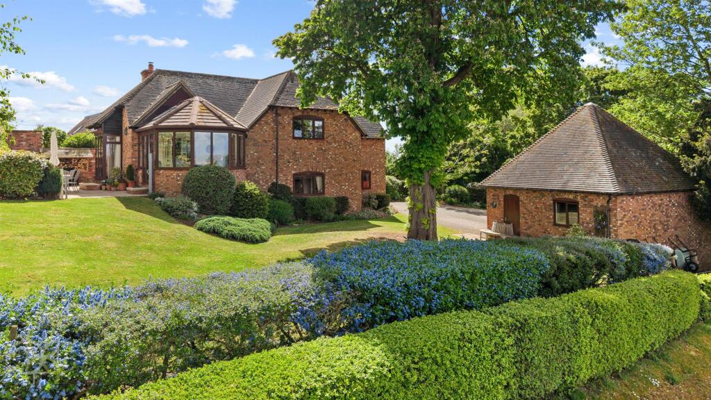 3-bed detached on Abbey Manor, Evesham, £850,000