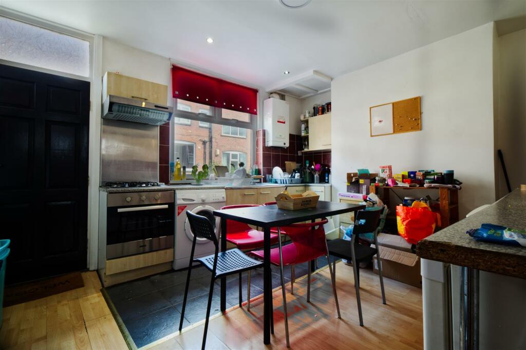 4-bed house on Manor Drive, Hyde Park, Leeds, £2,860/mo