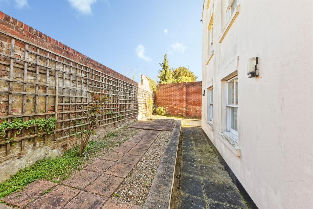 Apartment in Canterbury, Kent - View 4