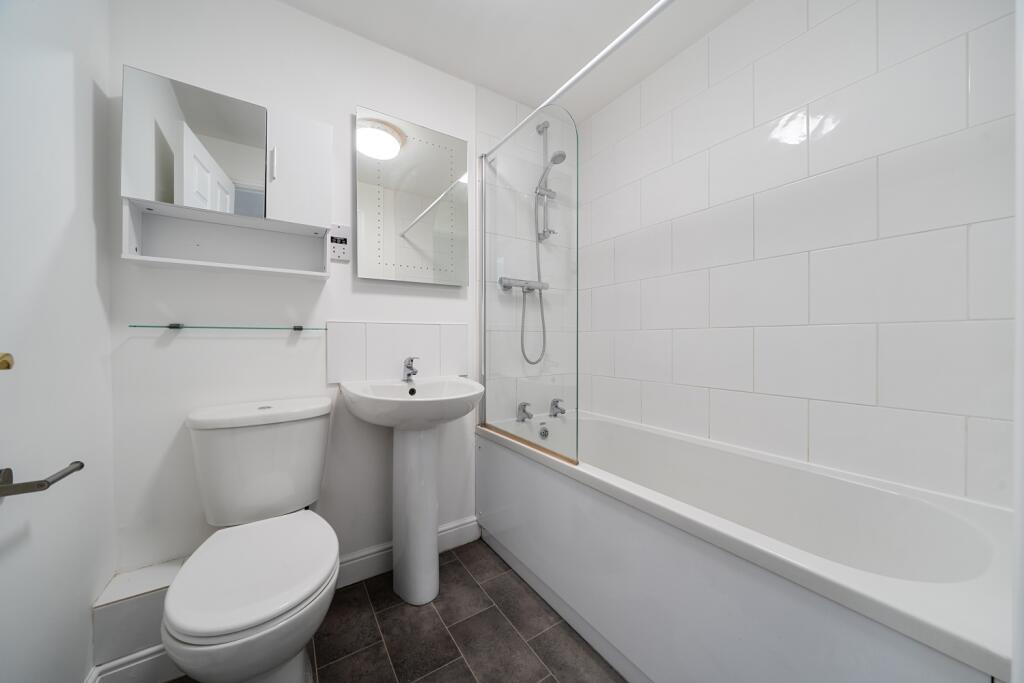 House in West Oxfordshire, Carterton - More