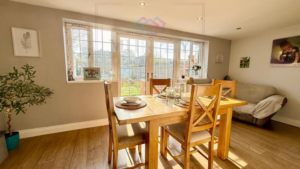 House in Wakefield, Chequerfield - View 4