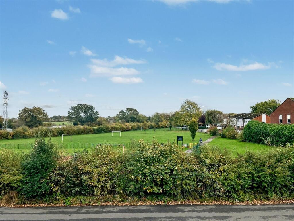 Wellfield Lane, Hale, Altrincham photo 4