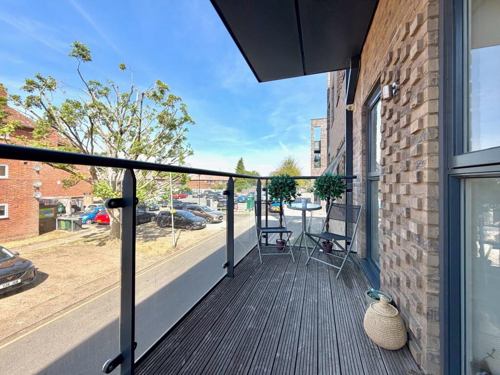 Apartment in Watford - More