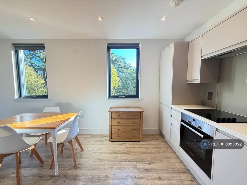 Apartment in Slough - More