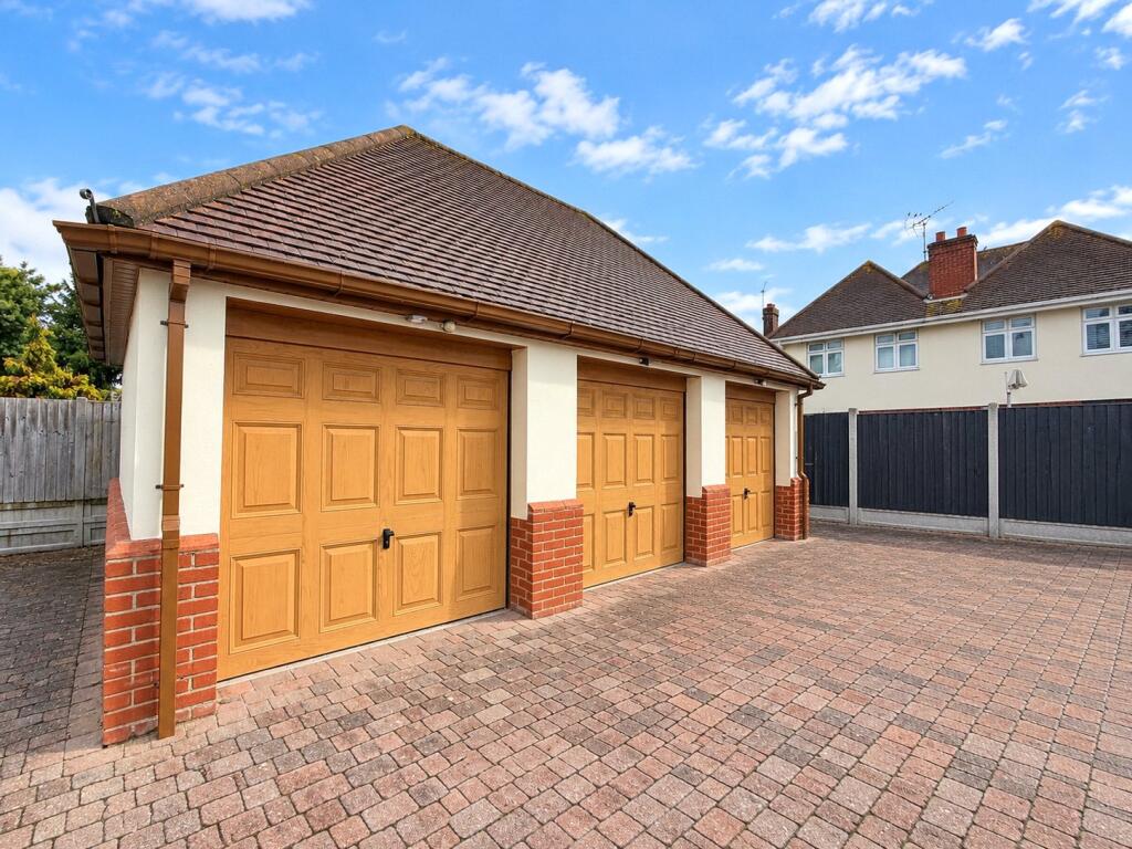 House in Southend-on-Sea - More