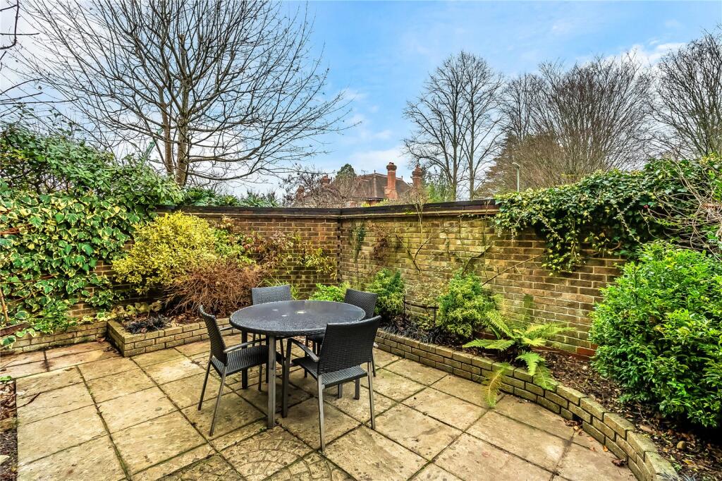 Eastcroft Court, Albury Road, Guildford, Surrey, GU1 photo 3