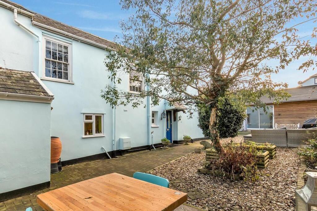 Main image of property: 98A High Street, Honiton