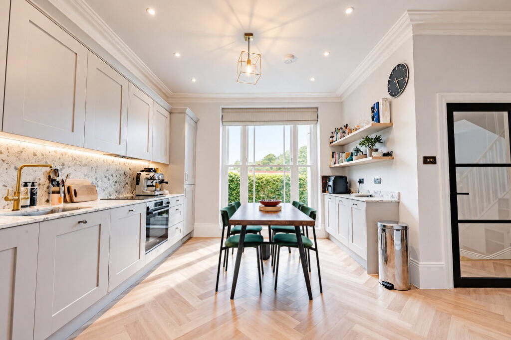 Apartment in Tunbridge Wells, Kent - View 4
