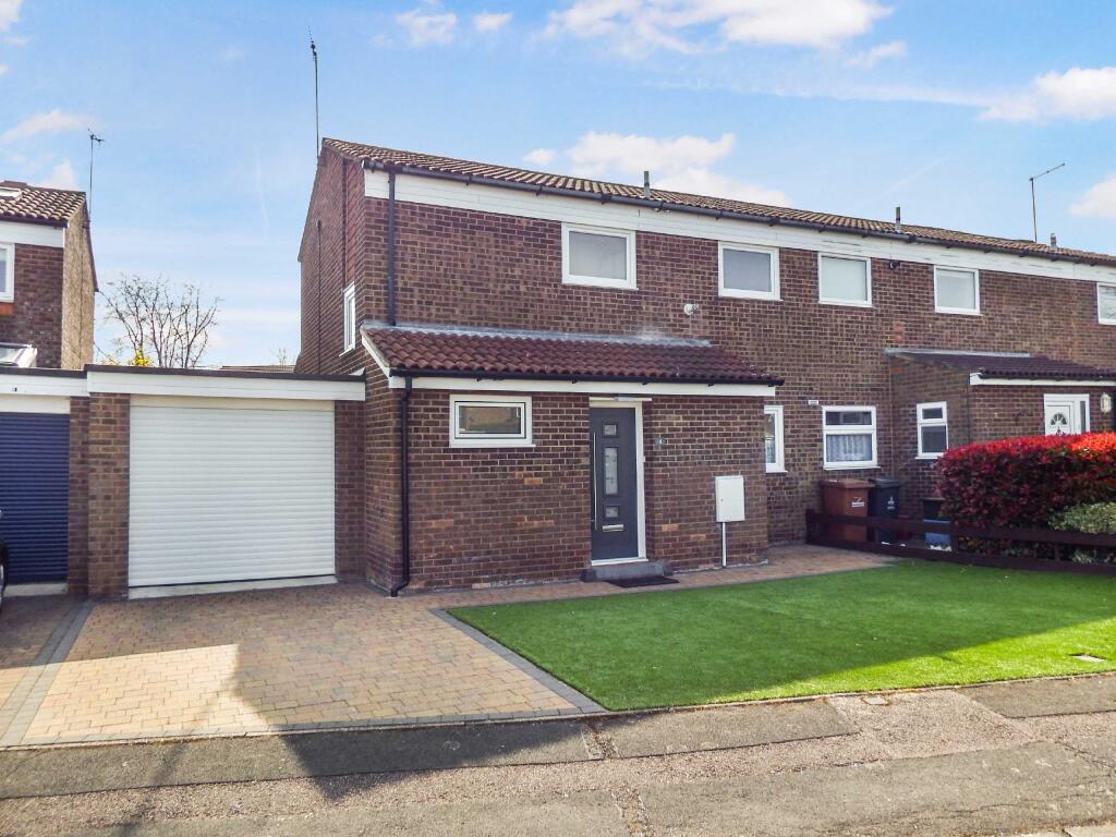 Bawdsey Close, Stevenage, Hertfordshire, SG1 photo 2