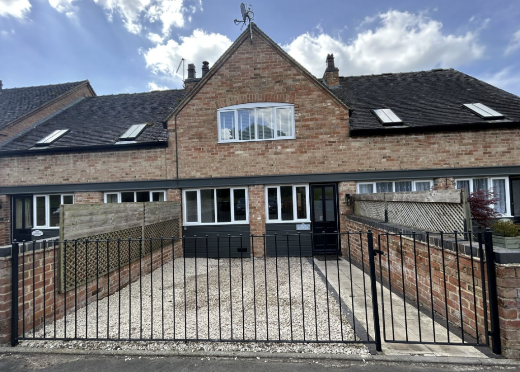 Main image of property: Elm Cottage,Stratford-upon-Avon,CV37 8NB