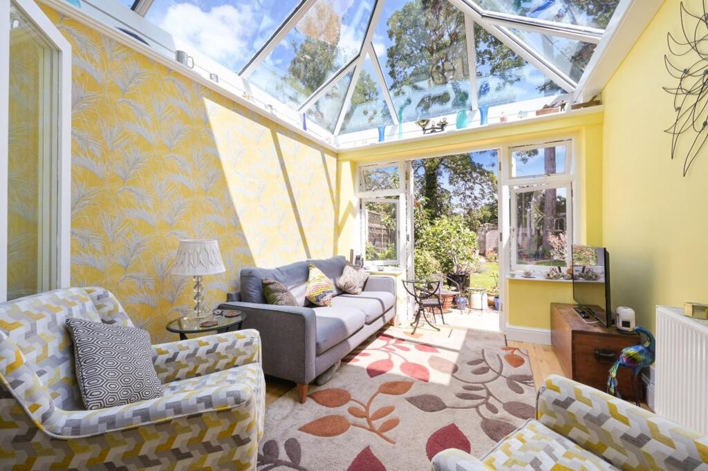 House in Epsom, Stoneleigh - More