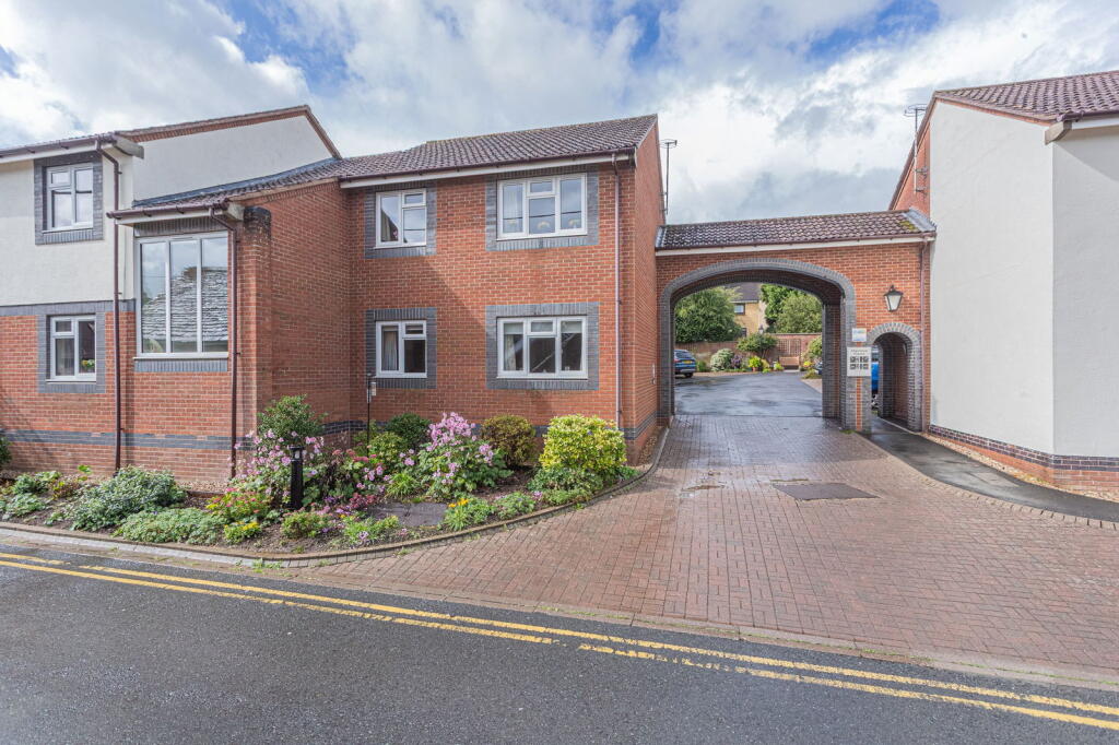 2-bed flat on Clarence Court, Clarence Road, Wotton-under-Edge, £185,000