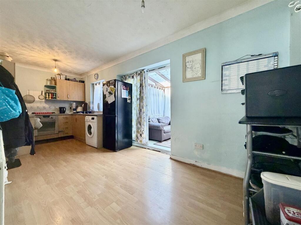 House in Gloucester, Linden - View 3