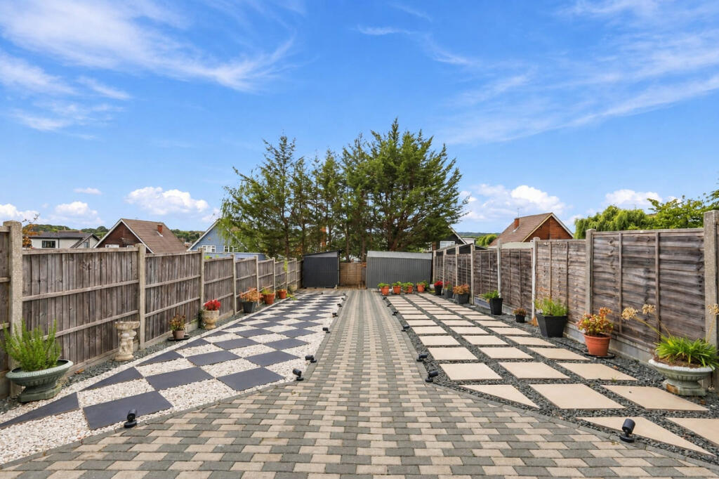 House in Southend-on-Sea - More