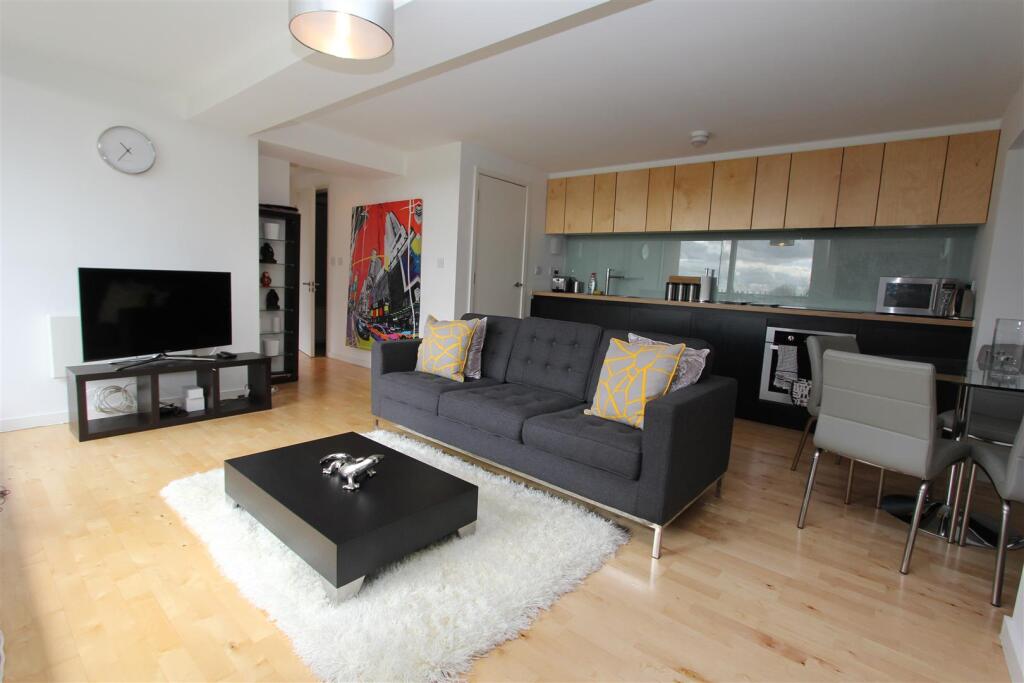 1-bed flat on Saxton Gardens, The Avenue, £149,950