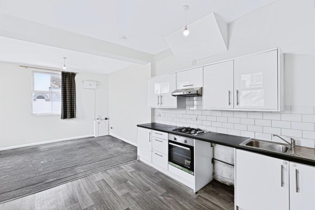Apartment in Northampton, West Northamptonshire - View 3