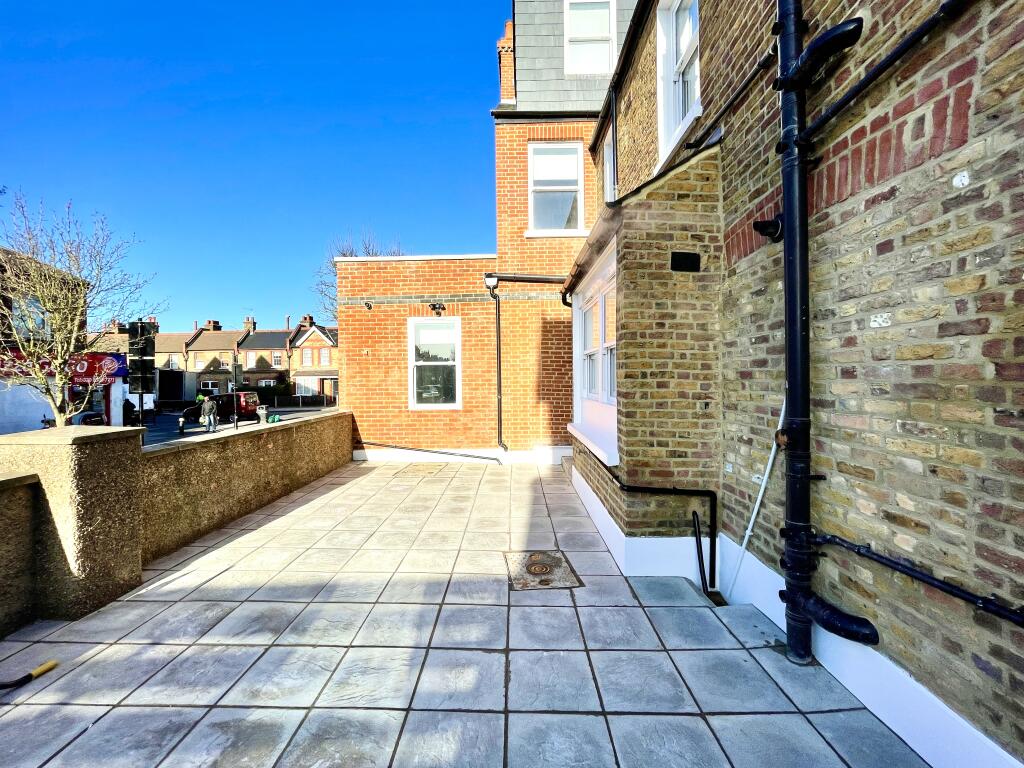 House in London - View 2