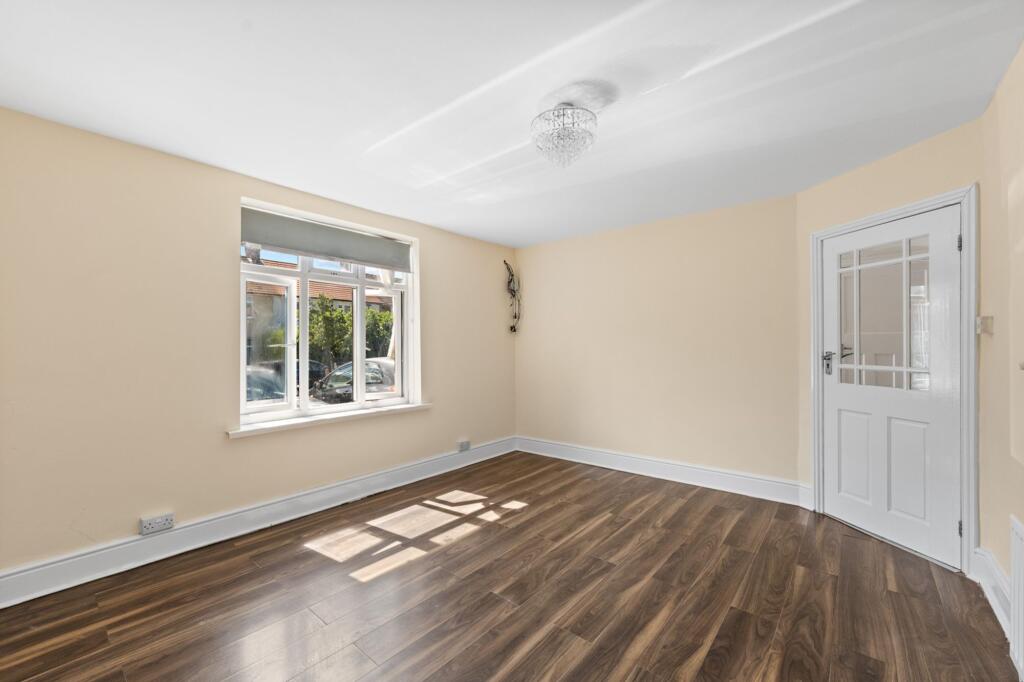 House in Croydon - View 3