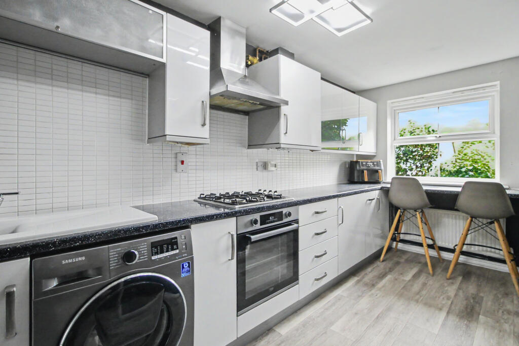 Haskins Drive, Farnborough , Hampshire, GU14 photo 3