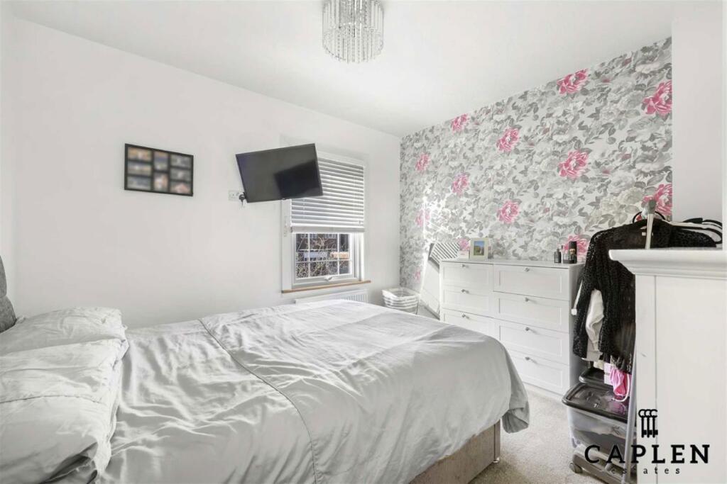 House in Epping Forest, Chigwell - More