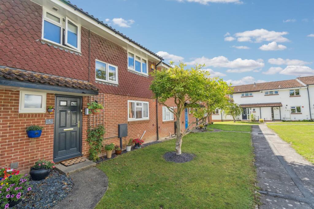 Main image of property: Mount Close, Farnham Common, SL2