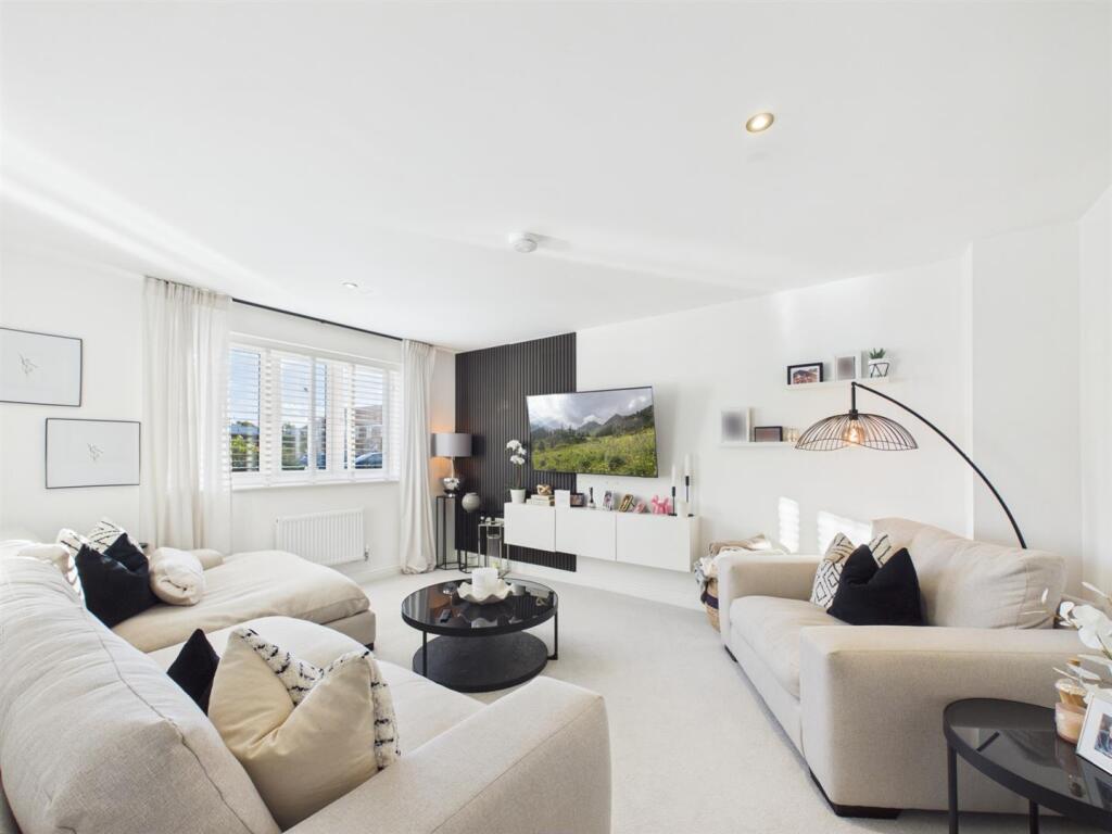 House in Stoke Mandeville, Buckinghamshire - View 2