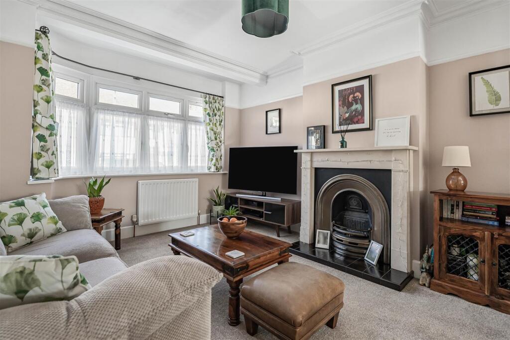Willow Close, Buckhurst Hill photo 2