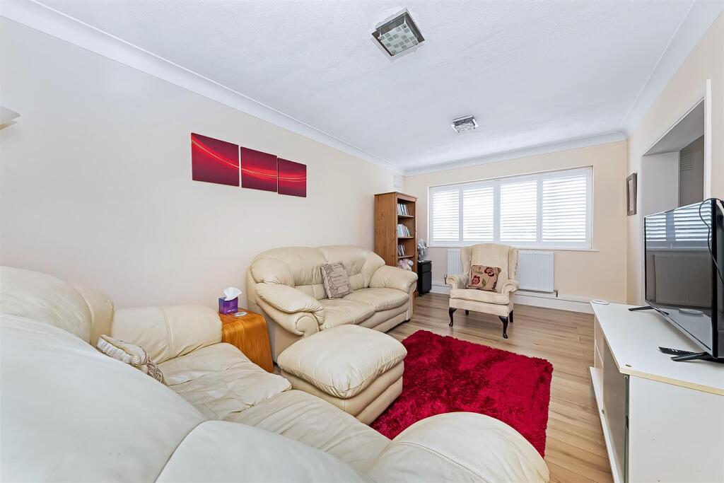 Apartment in Croydon - View 3