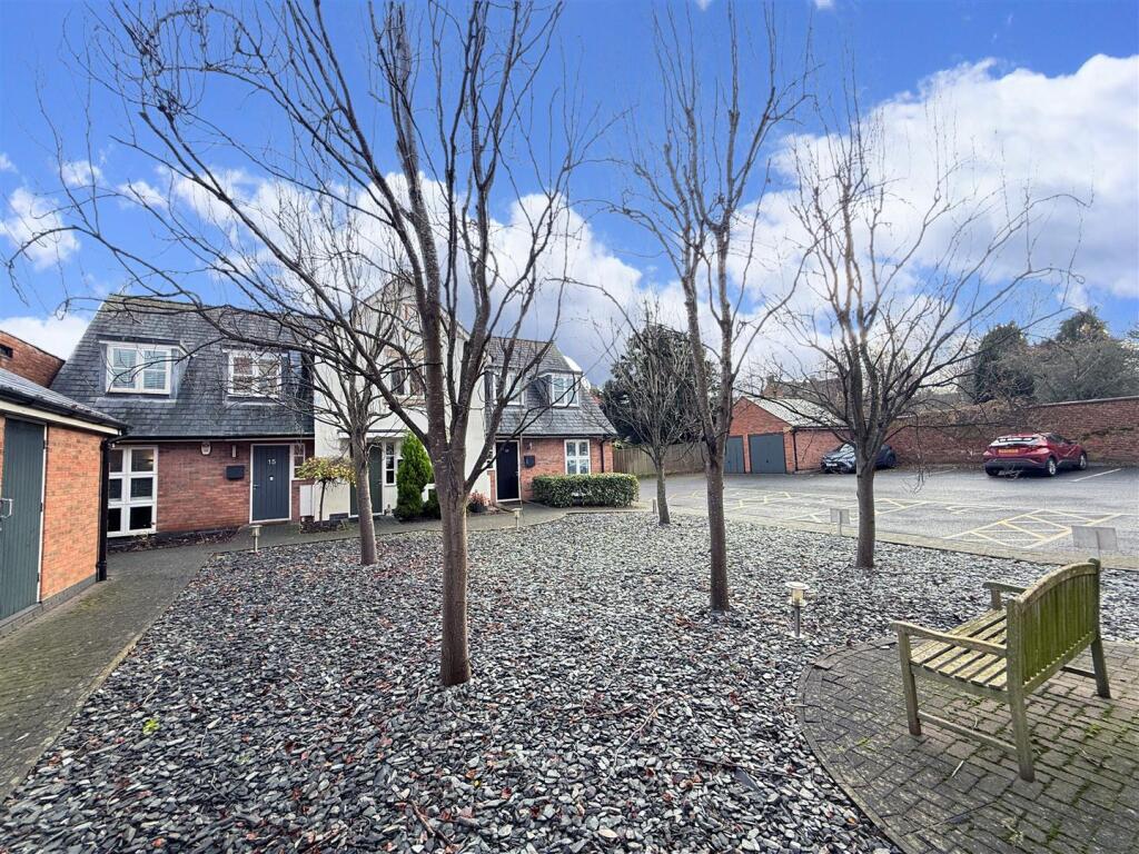 Castlegate, Tutbury, Burton-On-Trent photo 2