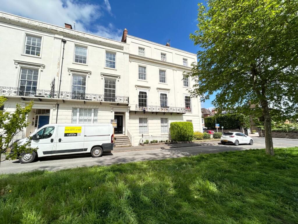 1-bed flat on Warwick Place, Royal Leamington Spa, £155,000