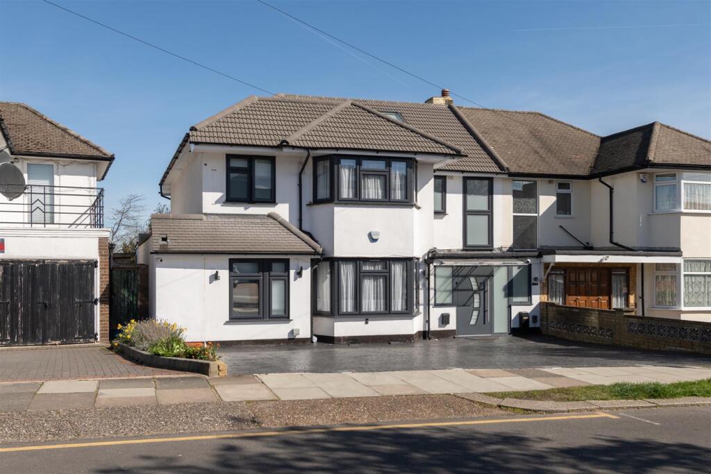 Main image of property: Lakenheath, London, N14