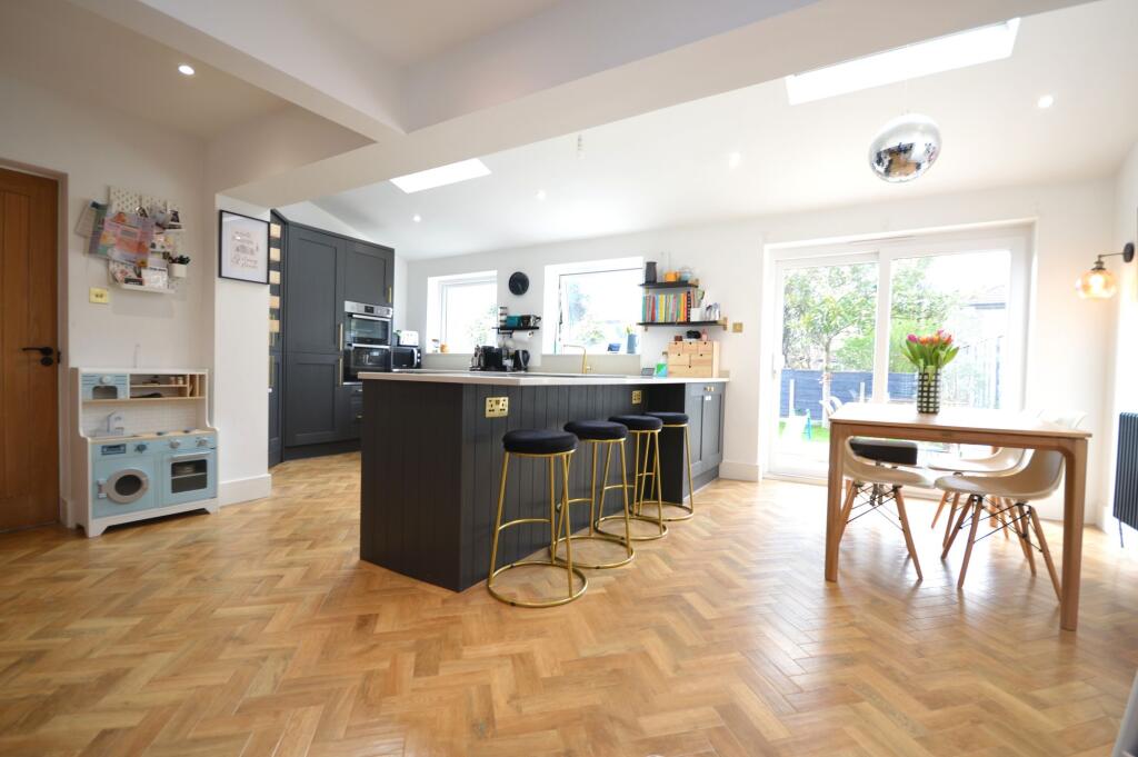 House in Manchester, Parrs Wood, Wythenshawe - View 3