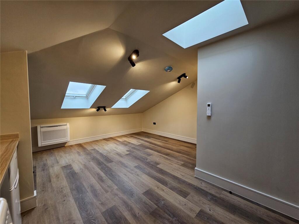 Apartment in Romford - View 4