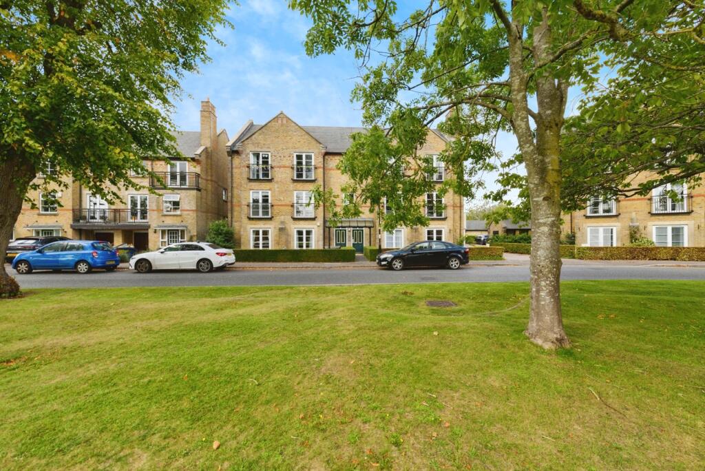 2-bed flat on Coldstream Road, Caterham, Surrey, CR3, £325,000