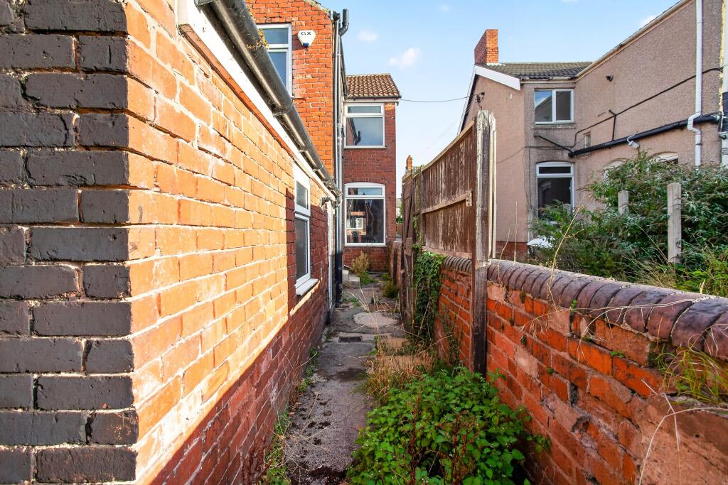 House in Rotherham, Throapham, Dinnington St. John's - View 4