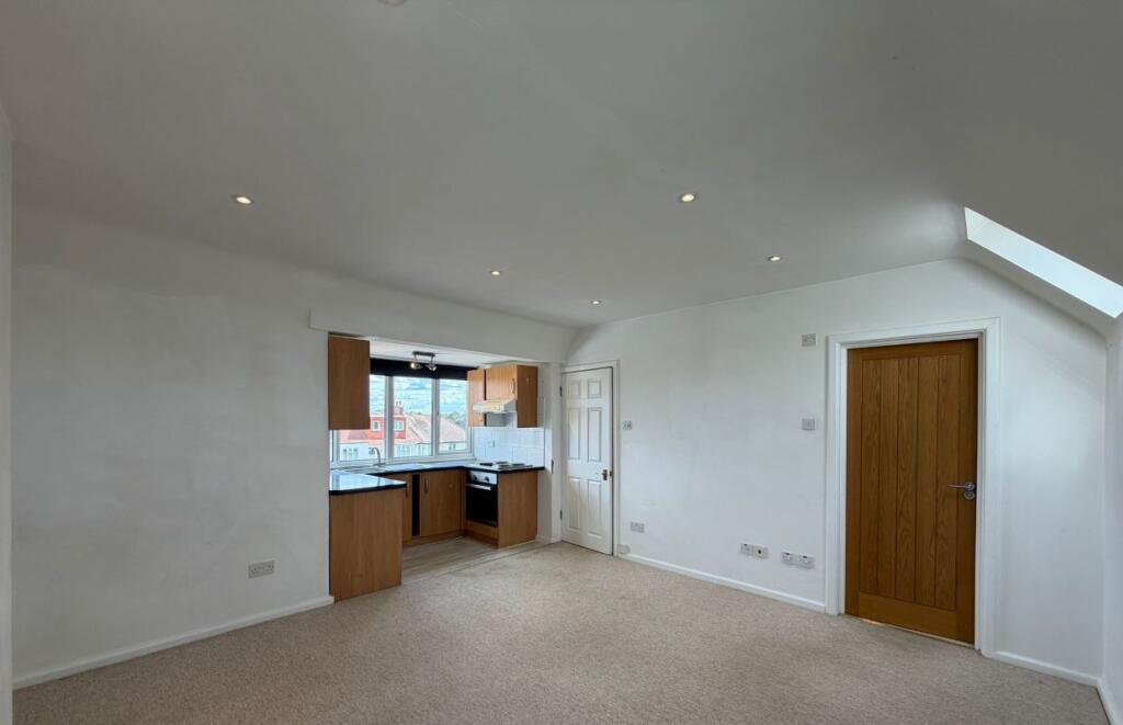 Apartment in Whitton, Whitton High Street - More