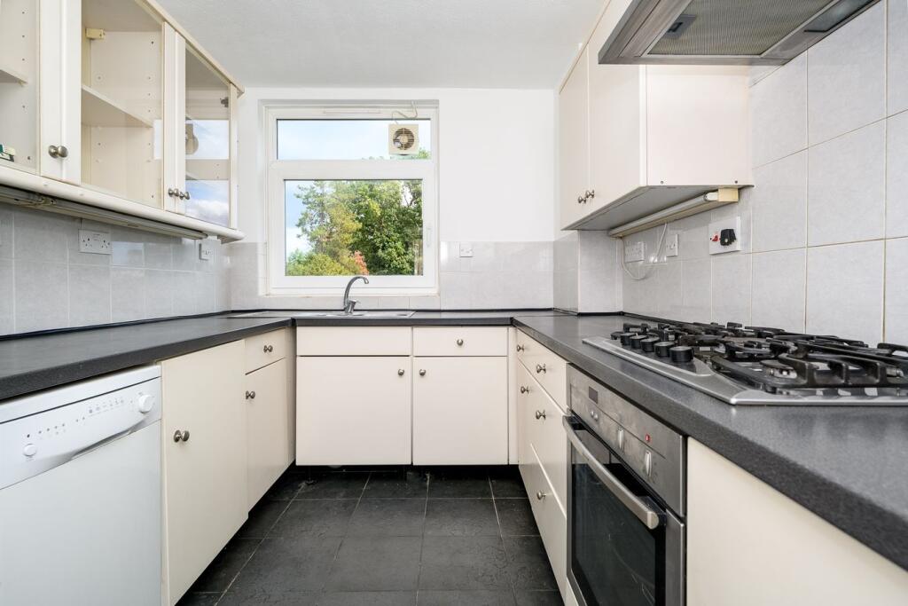 Apartment in Walton-on-Thames, Surrey - More